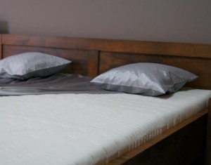 Manželská posteľ z masívu od výrobcu nabytokmirek.sk